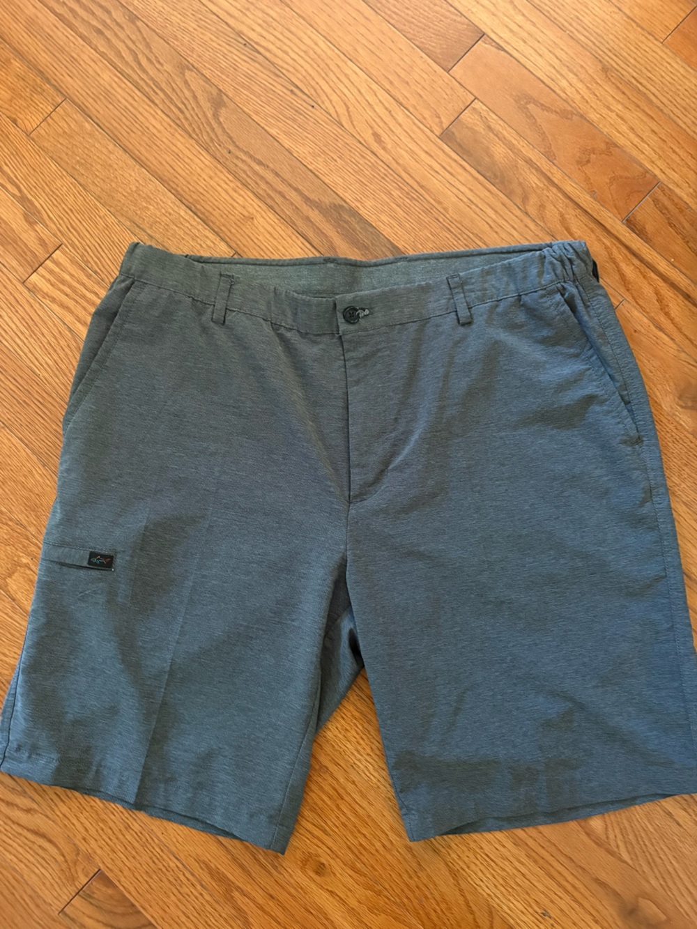 Greg Norman men's gray classic stretch golf shorts featuring a cargo pocket.